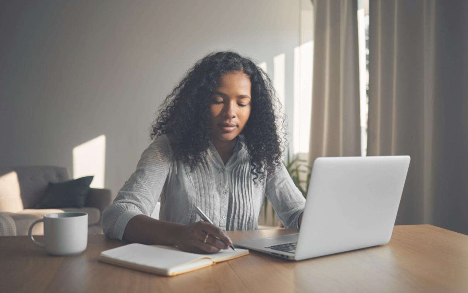 Studenti durante una sessione pratica di psicologia intellettuale